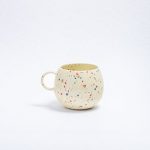 Egg Back Home – New party Ball Mug gelb– Fröhlicher Keramikbecher für jeden Anlass Dieser bezaubernde Partyballbecher mit einem Fassungsvermögen von 500 ml bringt Freude und Farbe in Ihren Alltag. Mit seinem verspielten Design und den bunten Sprenkeln wird er zum perfekten Begleiter für Kaffee, Tee oder andere Lieblingsgetränke und sorgt für gute Laune bei jedem Anlass. Die Party-Kollektion, bekannt für ihre lebendige Ästhetik, findet in diesem Becher ihren Höhepunkt.