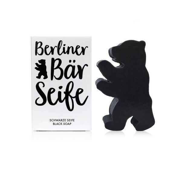Berliner Bär Seife – Das perfekte Berlin-Souvenir Bringen Sie ein Stück Berlin mit nach Hause mit der einzigartigen Berliner Bär Seife! Diese milde, schwarze Seife in Form des Berliner Bären ist nicht nur ein außergewöhnliches Souvenir, sondern bietet auch eine sanfte und pflegende Reinigung für Ihre Haut. Mit ihrer natürlichen Formel und der Kraft der Aktivkohle reinigt sie tiefenwirksam, während ein frischer Duft belebt und erfrischt.