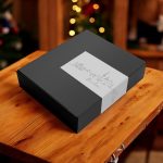 Weihnachtsfreude Box – Premium Rotwein & Gourmet Snacks Suchst du das perfekte Weihnachtsgeschenk für Genießer? Unsere Weihnachtsfreude Box vereint erlesenen Geschmack und festliche Köstlichkeiten in einer stilvollen Geschenkbox. Verwöhne deine Liebsten oder beschenke dich selbst mit Premium-Rotwein und sorgfältig ausgewählten Gourmet-Snacks. Ideal als Geschenk für  alle, die exklusive Gaumenfreuden lieben.