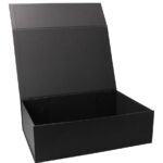 „Elegante schwarze Magnetbox 38x28x12 cm aus stabilem Kraftpapier mit Magnetverschluss – personalisierbar im Konfigurator mit eigenem Etikett (10,2 × 7,6 cm)“