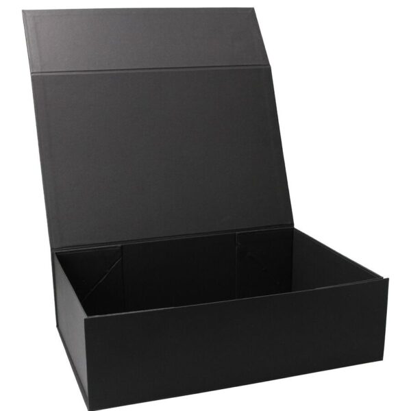 „Elegante schwarze Magnetbox 38x28x12 cm aus stabilem Kraftpapier mit Magnetverschluss – personalisierbar im Konfigurator mit eigenem Etikett (10,2 × 7,6 cm)“