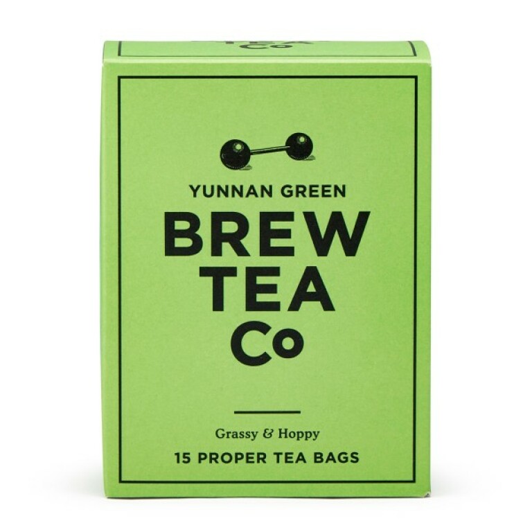 Yunnan Green Proper Tea Bags – Frischer Grüntee aus den besten Ernten Die Yunnan Green Proper Tea Bags von Brew Tea Company sind ein hochwertiger Grüntee, der durch seine Frische und reiche Aromen überzeugt. Hergestellt aus den frischesten Ernten aus der Yunnan-Region in China, bietet dieser Tee ein außergewöhnliches Geschmackserlebnis. Mit Noten von Gras, Hopfen und einem vollmundigen Charakter ist er die perfekte Wahl für alle, die die Authentizität und Qualität von Grüntee schätzen.