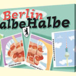 Berlin HalbeHalbe 30 Berliner Schönheiten zum Spielen von Claas Janssen Halbe-Halbe – Ein völlig neues Spiel-Erlebnis! Ein faszinierendes und außergewöhnlich gestaltetes Gedächtnisspiel, mit dem sich die deutsche Hauptstadt (neu) entdecken lässt. Je zwei zusammengehörige Karten zeigen ein gezeichnetes Berlin-Motiv – die Spieler müssen aus den verdeckten Karten die richtigen Paare herausfinden. Welche Hälften gehören zusammen und wer sammelt die meisten Motive? Ganz Berlin in liebevollen Illustrationen: Ideal für junge und alte Berliner, Touristen und alle, die die Hauptstadt lieben!