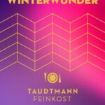 ❄️ Berliner Winterwunder Kräftige Pink-, Lila- und Blautöne treffen auf goldene Akzente: Die Banderole „Berliner Winterwunder“ ist ein echter Hingucker. Sie spiegelt die bunte, kreative Energie der Hauptstadt in der kalten Jahreszeit wider. Ideal für Feinkost Geschenkboxen aus Berlin, die Genuss und Design verbinden. Jede Banderole ist personalisiert und kann mit eigenem Logo oder Grußtext versehen werden – für ein ganz besonderes Wintergeschenk.