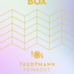 💪 Held:innen Box Zarte Pastellfarben in Mint, Rosa und Hellblau, kombiniert mit goldenen Linien und dem markanten Schriftzug „Held:innen Box“, machen diese Banderole zu einer liebevollen Hommage an alle Alltagsheld:innen. Ideal als Dankeschön-Geschenkbox, z. B. für Mitarbeitende, Pflegekräfte oder besondere Menschen. Jede Taudtmann Feinkost-Banderole ist personalisiert und individuell gestaltbar – ein modernes, wertschätzendes Statement aus Berlin.
