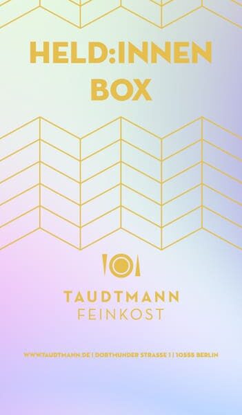 💪 Held:innen Box Zarte Pastellfarben in Mint, Rosa und Hellblau, kombiniert mit goldenen Linien und dem markanten Schriftzug „Held:innen Box“, machen diese Banderole zu einer liebevollen Hommage an alle Alltagsheld:innen. Ideal als Dankeschön-Geschenkbox, z. B. für Mitarbeitende, Pflegekräfte oder besondere Menschen. Jede Taudtmann Feinkost-Banderole ist personalisiert und individuell gestaltbar – ein modernes, wertschätzendes Statement aus Berlin.