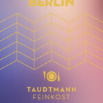 🏙️ Gruß aus Berlin Ein moderner Farbverlauf in Blau, Lila und Rosé – dazu „Gruß aus Berlin“ in goldenen Lettern. Ideal für Feinkost-Geschenke, die Hauptstadtflair versprühen. 👉 Personalisierbar mit Widmung oder Unternehmenslogo.