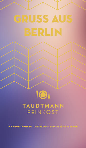 🏙️ Gruß aus Berlin Ein moderner Farbverlauf in Blau, Lila und Rosé – dazu „Gruß aus Berlin“ in goldenen Lettern. Ideal für Feinkost-Geschenke, die Hauptstadtflair versprühen. 👉 Personalisierbar mit Widmung oder Unternehmenslogo.