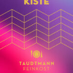 🎁 Hauptstadtkiste Bunt, urban und selbstbewusst – die „Hauptstadtkiste“-Banderole kombiniert kräftige Farbverläufe mit goldenem Schriftzug. Ein echter Hingucker für Berlin-Geschenkboxen. 👉 Personalisierbar für Firmenkunden oder Berlin-Liebhaber.